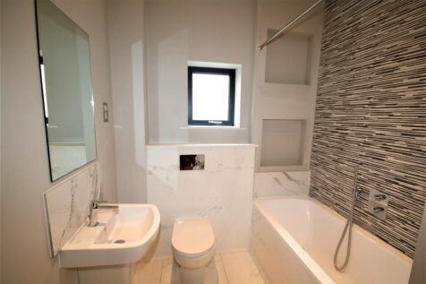 Family bathroom a.JPG