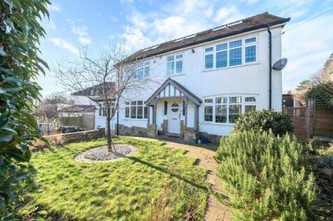 Available Now | Part Furnished | Stunning 4 Bedroom Detached Family Home | Moor Allerton, LS17 A rare opportunity to rent this beautifully presented four-bedroom detached family home, occupying a priv