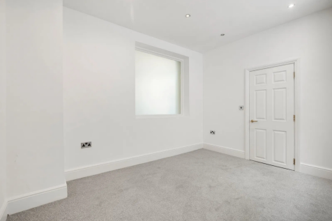 London, SE22 - property photo