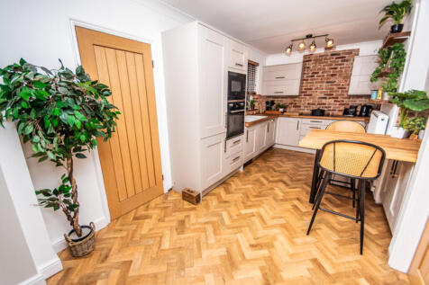 STUNNING KITCHEN ...