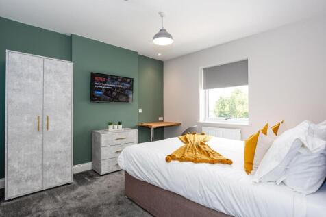 3 eastwoodbury lane rm 4 .1.jpg