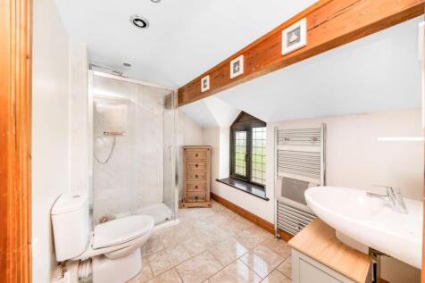 EN-SUITE SHOWER ROOM