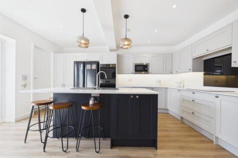 Open plan kitchen/dining/living: