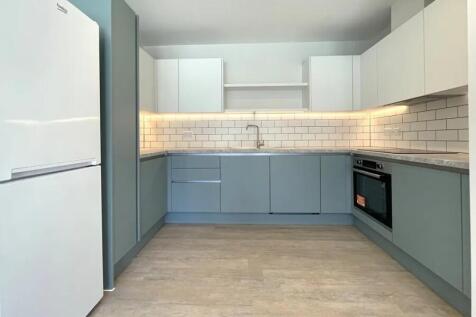 Woking, Surrey, GU21 photo 3