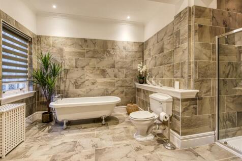 Lea House-bed1 ensuite1.jpg