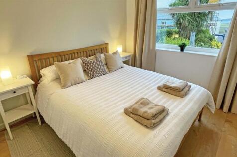 I Glanymor Bedroom 1.jpg