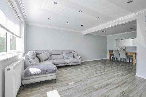 Living Room - 9 Newlyn Close.jpg