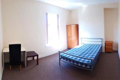 Bright, simply furnished double bedroom with a ...