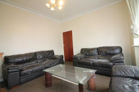 12EM- Living Room 2.JPG