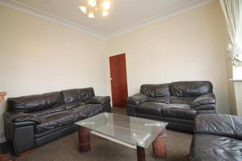 12EM- Living Room 2.JPG