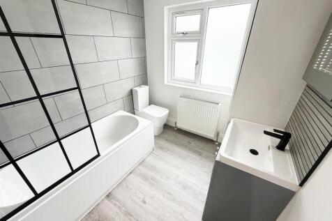 Family Bathroom (4).jpg