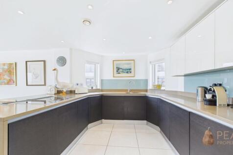 Kitchen / Dining Area