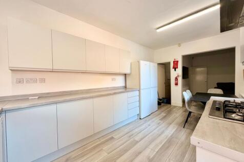 6-bed semi-detached on Rolleston Drive, Lenton, £3,250/mo