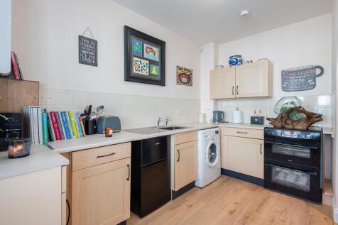 BREAKFASTING KITCHEN