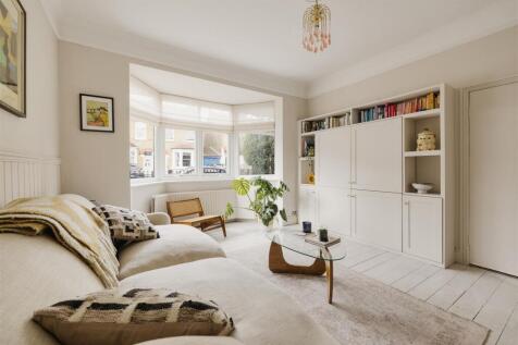 Carnarvon Road, E18