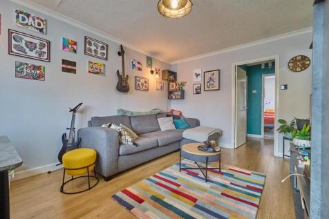 Lounge/Dining Room to front