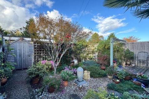 Pretty garden and shed