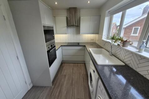 Warwick Avenue, Bridgwater, Somerset photo 3
