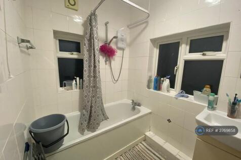 Bathroom Upstairs Pic 2