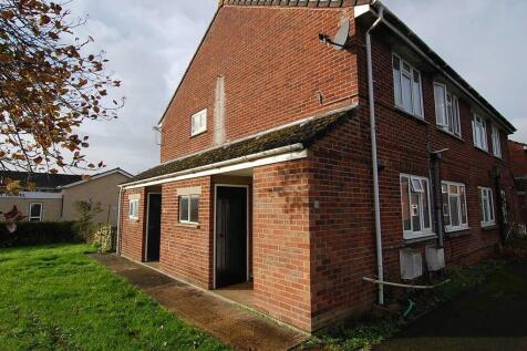 2-bed flat on Queensway, Melksham, £900/mo