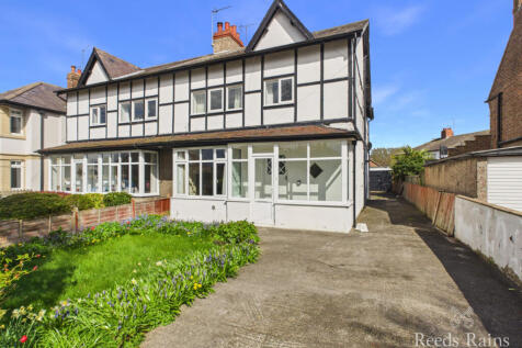 Four bedroom semi-detached house - For sale by au