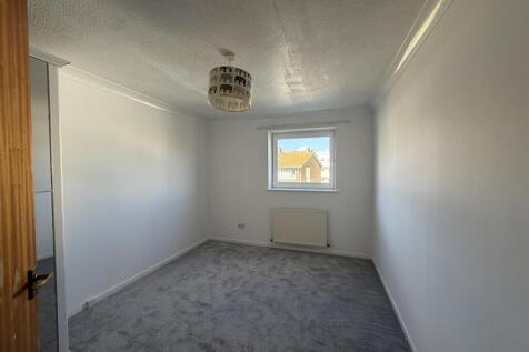 2-bed flat on Rayford Court, St. Johns Road, Seaford, £1,200/mo