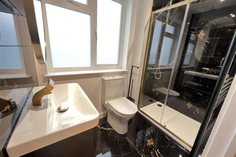 SHOWER ROOM.jpg