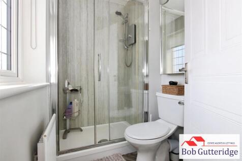 EN-SUITE SHOWER ROOM