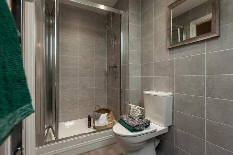 En suite to the main bedroom