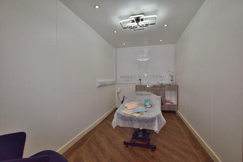 Commercial Property to rent Image 9