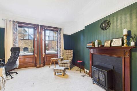 Lounge/ Bedroom 1