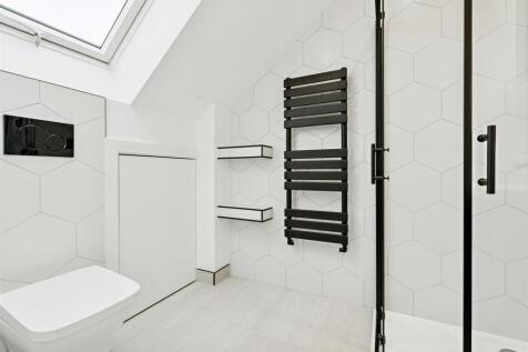 Flat 4 20 Hoyle Road bathroom 2.jpg