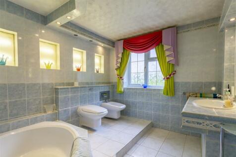 Bathroom (2)-HDR copy.jpg