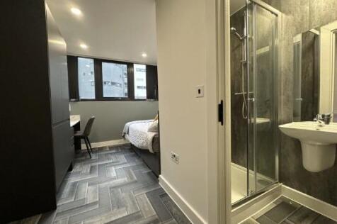Bright and modern student accommodation bathroo...