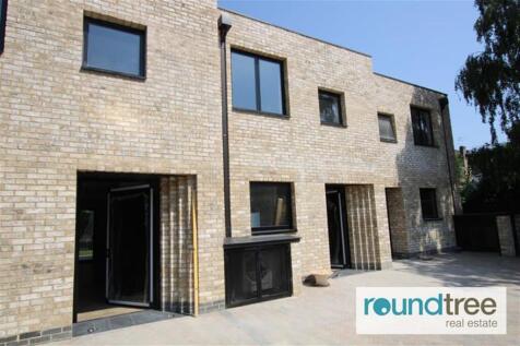 3-bed terraced on Victoria Road, Hendon, NW4, £2,700/mo