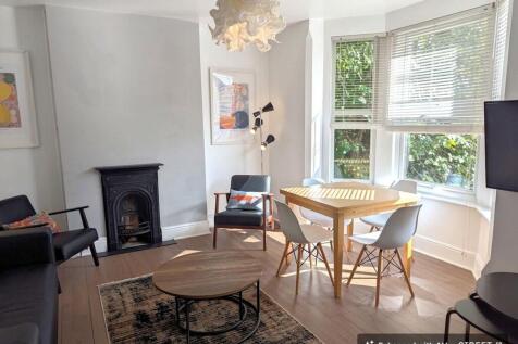 5-bed detached on Church Avenue, Nottingham, NG7, £3,455/mo