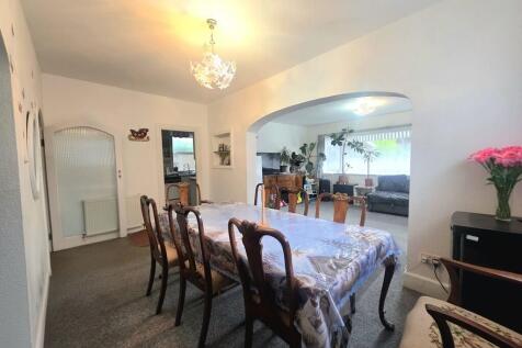 121 Uxbridge Road photo 4