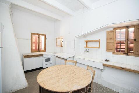 LARGE POSSESSION WITH RESTAURANT FOR SALE