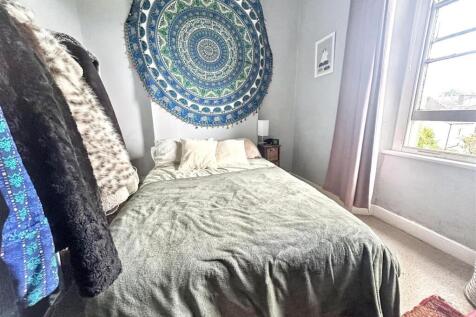 Bright double bedroom with a cozy feel....