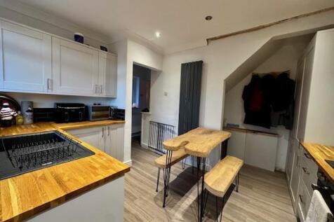 Kitchen x2.jpg