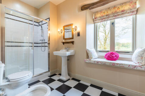 Ensuite to bedroo...