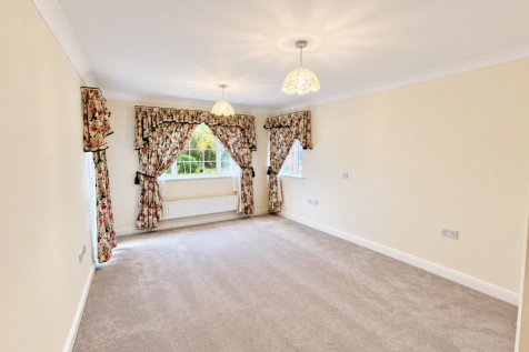 Whincroft Close, Ferndown photo 4