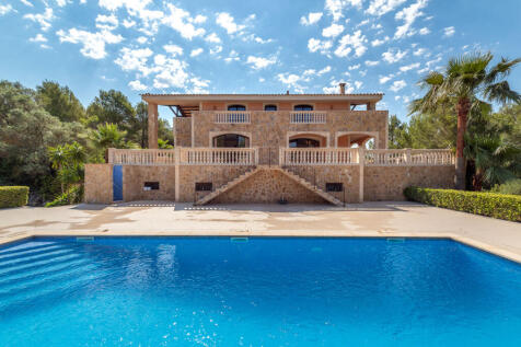 Outstanding country house in an absolutely beautiful location in Santa Maria