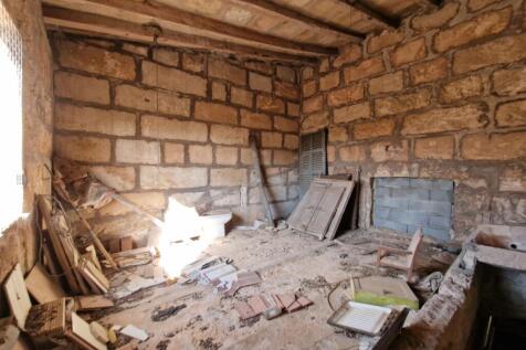 Property with lots of posibilities