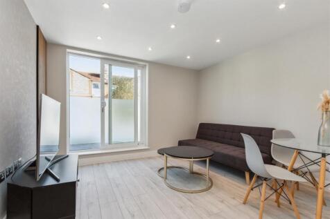 Flat 2, 52 Gilbey Road SW17 reception 3 new.jpg