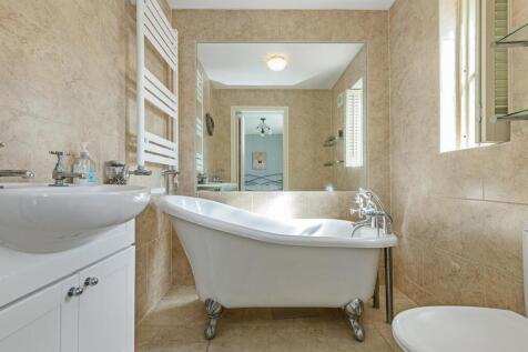 Master Bedroom - En Suite Bathroom.jpg