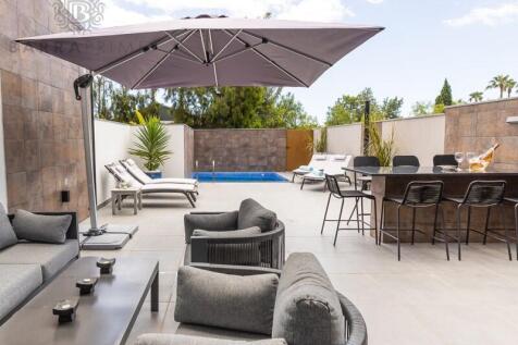 Semi-detached villa with 3 bedrooms + 1, with private pool, in SunRay Village, Almancil