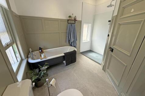 Bathroom angle 2.jpg