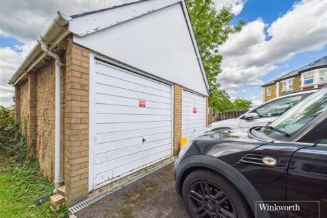 Garage / Parking