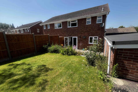 SUPERB LOCATION &amp; NO ONWARD CHAIN